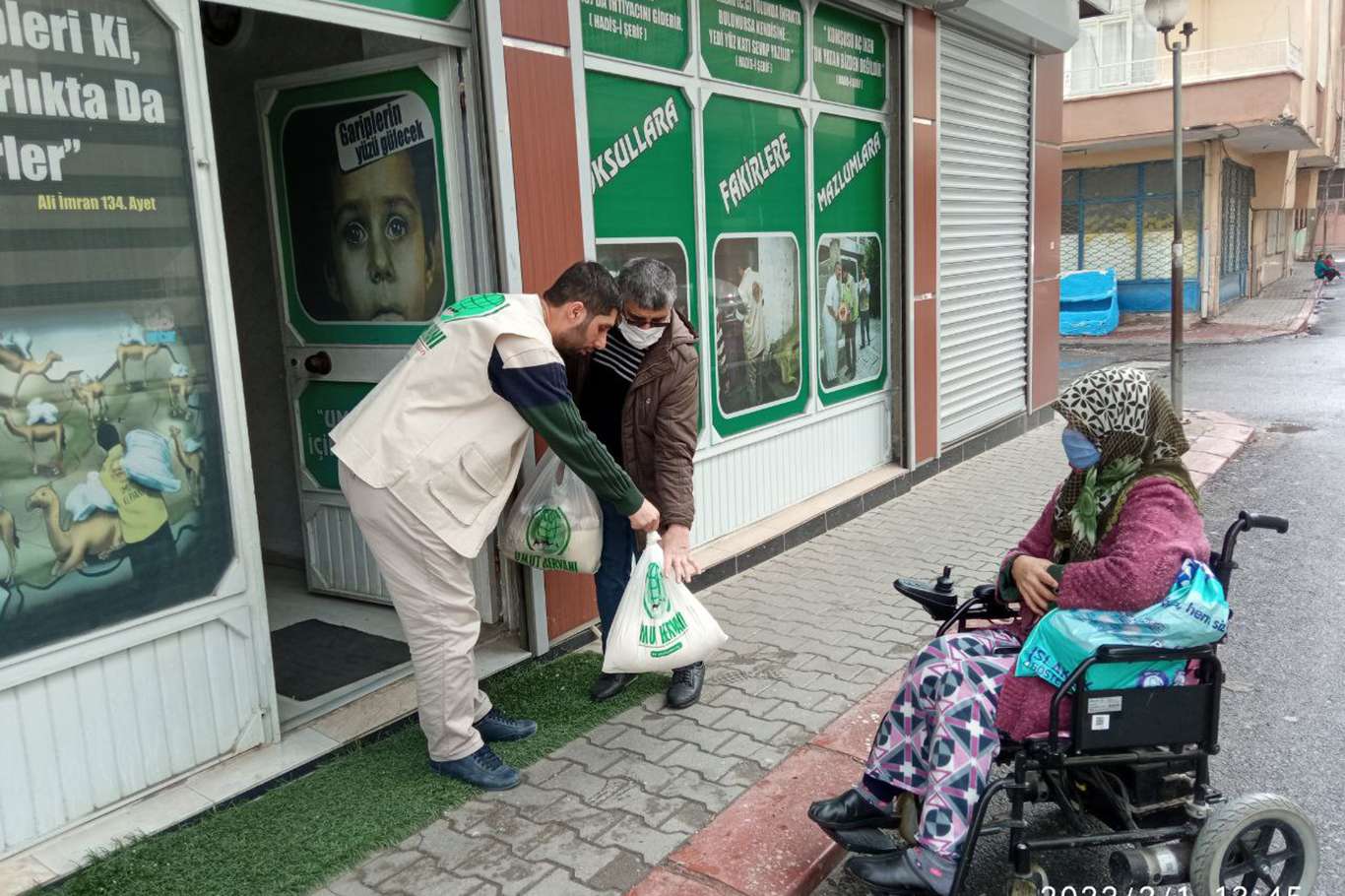 Mersin Umut Kervanı’ndan yüzlerce aileye gıda ve et yardımı Mersin Umut Kervanı’ndan yüzlerce aileye gıda ve et yardımı